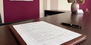 Ein Angehöriger ist gestorben, was ist jetzt zu tun? Ruhige Checkliste für die ersten 24 Stunden: Arzt, Totenschein, Bestatter, Standesamt, Unterlagen.