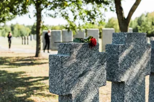 Das erste Trauerjahr: warum Trauer nicht in festen Phasen verläuft, welche Tage besonders schwer sind und wann professionelle Unterstützung guttut.